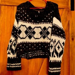 Very cute cozy winter sweater. Cropped top bottom